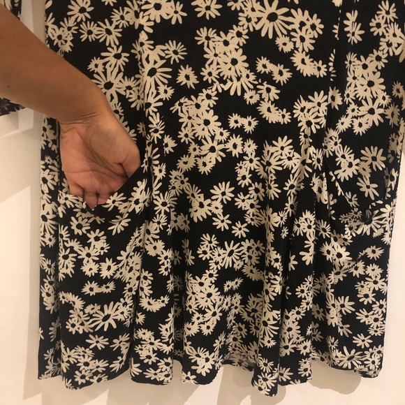 Flower Deep Pocket Dress - Picture 2 of 4